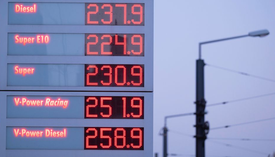 Eine Preistafel zeigt an einer Tankstelle die Benzinpreise an. Der Ukraine-Krieg hat die Spritpreise erstmals über die Schwelle von zwei Euro steigen lassen. +++ dpa-Bildfunk +++