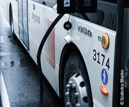 E-Bus lädt