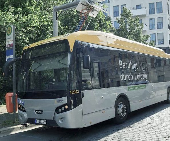 Leipziger Verkehrsbetriebe Ebus lädt an Busastation vom oben